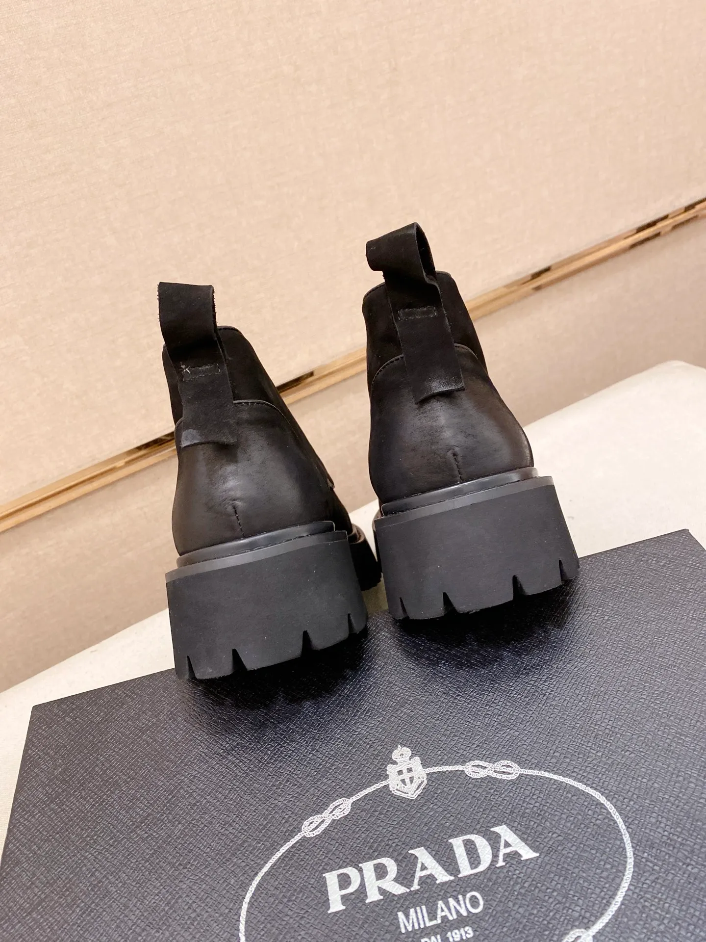 Factory price 580💰 The new PRADA (Prada) counters are launched simultaneously, new men's shoes, 😘fabrics are selected from cowhide. Lining: Full sheepskin lining. 👍🏿 High-end ☄️ air-cushion molded anti-slip rubber outsole, exquisite lines, simple and elegant, comfortable and high-end for leisure travel. Number of yards: 38 to 44. Can be ordered for 45 non-refundable